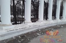 У входной группы «Орленка» осыпалась штукатурка