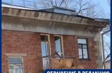 В Волгограде штормовой ветер сносит крыши: видео