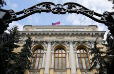 ЦБ снизил комиссию на операции по покупке валюты через брокеров