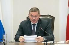 Губернатор велел всем брать в руки грабли и метлы