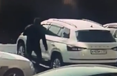 В Волгограде пешеход проколол 4 колеса иномарки ,отомстив ее владельцу