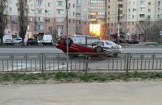 Иномарка перевернулась на крышу после столкновения с такси в Воронеже