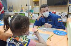 Российский космонавт Кудь-Сверчков навестил онкобольных детей в Волгограде