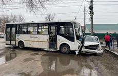 В Воронеже три человека пострадали в столкновении автобуса маршрута №60б и «ЛАДА Калина» В Воронеже три человека пострадали в столкновении автобуса маршрута №60б и «ЛАДА Калина»