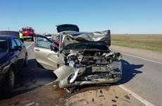 Шесть человек спасают врачи после жуткого столкновения на трассе в Волгоградской области