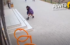 Девушка разбила стекла и устроила дебош в магазине Волжского с криками ненависти: видео