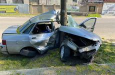 Легковушку намотало на дерево на улице Электросигнальной в Воронеже