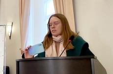 Выступившая с антироссийской позицией на заседании райсовета в Семилуках Нина Беляева покинула страну