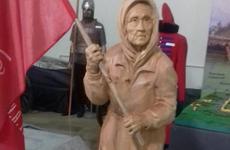 Скульптура бабушки с красным флагом в Воронеже переехала в «Музей-диораму»