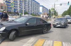 Водитель Mercedes устроил аварию в Волжском