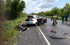 После удара на «встречке» иномарки и отечественной легковушки медицинская помощь срочно потребовалась водителю и 7-летнему ребенку