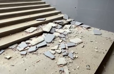 В Волгограде переход на станции скоростного трамвая завалило плиткой: видео