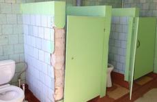 Туалет лицея №9 из Волгограда стал самым ужасным среди школьных туалетов России