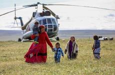 Более 200 школьников отправятся на каникулы домой в отдалённые населённые пункты округа и в тундру