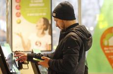 Россияне стали чаще платить наличными после отключения Apple и Google Pay