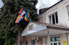 Перевернутый флаг России установила на здании администрация в Волгоградской области