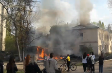 Воронежцы сняли на видео мощный пожар рядом с жилым домом