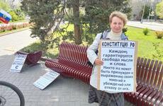 Активистку в десятый раз задержали на одиночном пикете с цитатами из Конституции