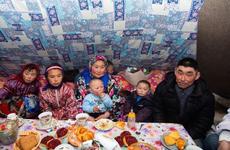 Семье оленевода и чумработницы Павла и Татьяны Вылко из общины «Ямб то» вручили орден «Родительская слава»