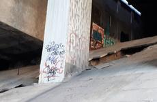 В центре Волгограда под Астраханским мостом провалились плиты