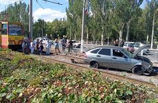 В Волжском легковушка снесла ограду и вылетела на трамвайные пути