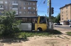 В Волгограде автобус влетел в столб: пострадали три человека