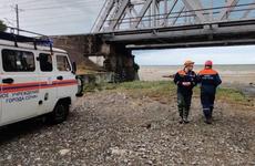 На Кубани две машины с людьми унесло в Чёрное море