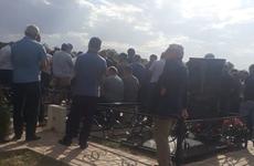 Плачущий глава семейства похоронил в Волгограде жену и убитых ею дочерей