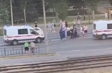 В Волгограде иномарка сбила женщину ,перебегавшую дорогу на красный свет: видео ДТП