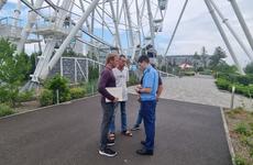 В Волгограде десятки людей застряли на колесе обозрения