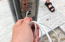 Стало известно, почему умные остановки в Воронеже отказались заряжать телефоны