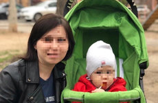 Соседи вынесли мебель с клопами в подъезд: живность разбежалась по всему подъезду в Волжском