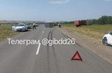 Пятилетний ребенок вырвался из рук бабушки и попал под колеса фуры на Ставрополье