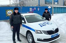 Полицейские из Волгодонска пришли на помощь попавшему в беду автомобилисту на трассе